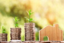 Инвестиции в недвижимость в 2023-м: рискованно ли и куда лучше вложить деньги?