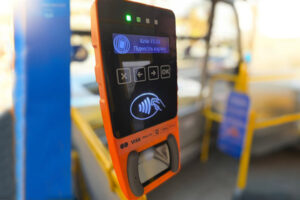 Apple і Visa запустили новий сервіс для оплат в транспорті