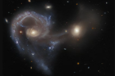 Hubble сфотографировал слияние двух галактик и исследовал древнюю звездную систему