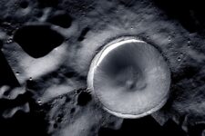 NASA показало місця майбутньої висадки на Місяць: фото південного полюса