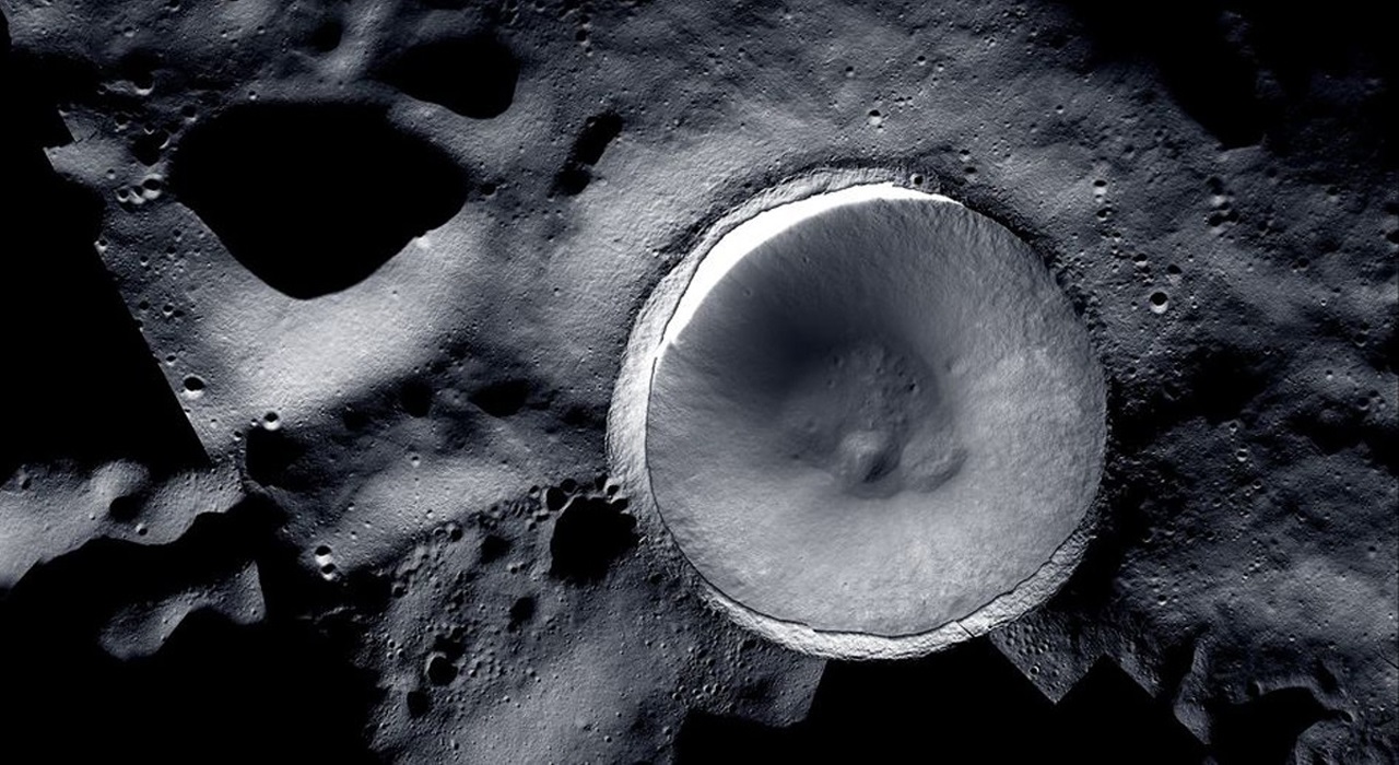Мозаика создана LROC (Lunar Reconnaissance Orbiter) и ShadowCam 