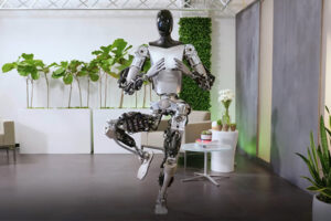 Tesla обновила своего робота-гуманоида: что он умеет