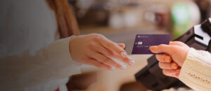 Клиенты ПриватБанка будут получать карты Новой Почтой