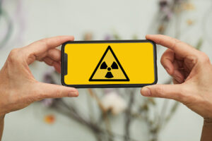 Запрет продажи iPhone 12 во Франции побудил Бельгию к собственным проверкам