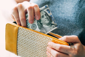 Сколько валюты можно купить в банках