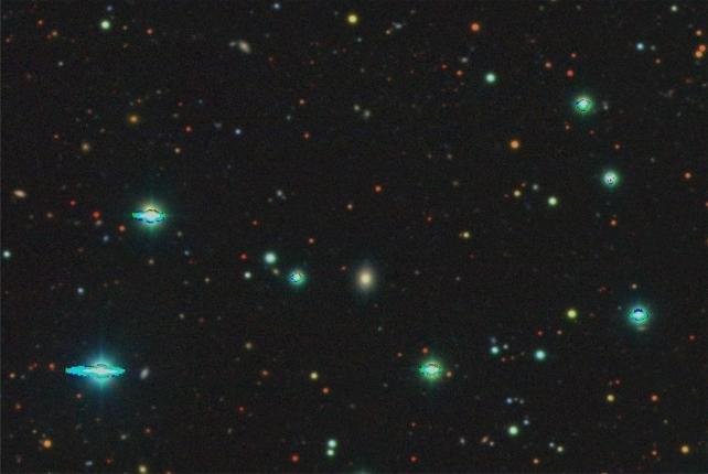 Снимок галактики из далекого космоса, где небо озарила сверхновая