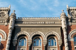 НБУ за неделю почти вдвое увеличил объемы продажи валюты