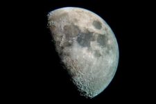 Ученые выяснили, что находится внутри Луны