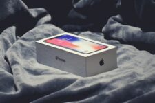 Apple оновлюватиме iOS навіть у нерозпакованих iPhone