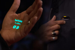 Экс-команда Apple создала смартфон будущего без дисплея