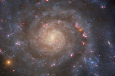 Телескоп Hubble нашел необычную спиральную галактику: фото