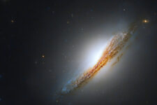 Телескоп Хаббл обнаружил новую яркую галактику — фото