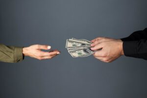 Названо країни, які скоротять виплати українським біженцям найближчим часом