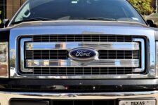 Ford выпустит новую карточку с дисплеем для авто: какие функции