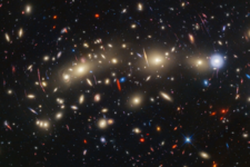 Телескопы NASA создали яркое изображение скопления галактик