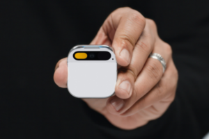 Выпущен смартфон Pin с проектором вместо дисплея: что он может