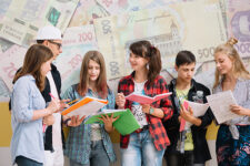 Українським школярам виплачуватимуть щомісячні стипендії: хто отримає