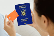 Украинцы стали в 4 раза меньше тратить за границей: причины