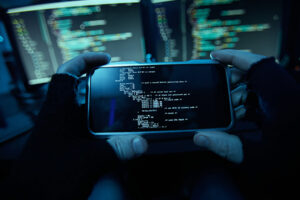 Хакеры через фейк-приложение украли почти $770 000: детали