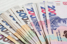 Как изменились зарплаты украинцев на конец 2023 года: данные НБУ и ПФУ