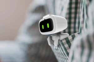 LivingAI презентовала тамагочи с ChatGPT — карманного робота AIBI