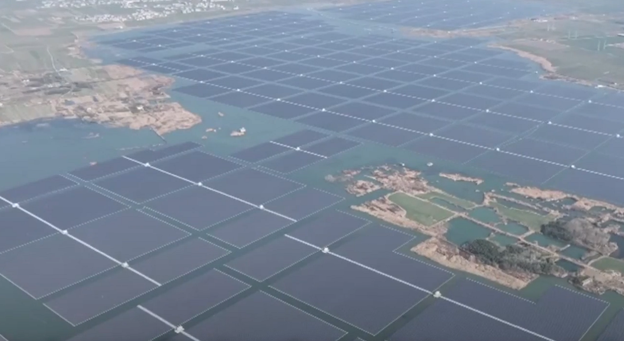 В Китае заработала крупнейшая плавучая солнечная электростанция 