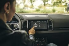 Škoda додає підтримку безконтактних платежів у автомобілях у шести європейських країнах