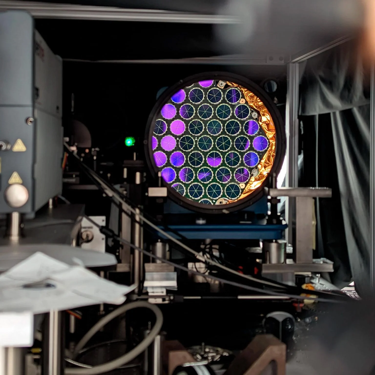 Відображення решітки лазерного ретрорефлектора через випробувальний апарат. Авторство зображення: NASA/Зак Денні