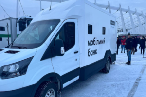 Ощадбанк відправить на прифронтові території п’ять мобільних відділень: репортаж із презентації