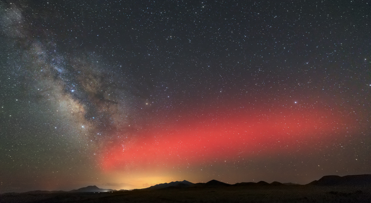 Знімок великої смуги червоного світла після того, як ракета SpaceX пробила дірку в іоносфері над Аризоною в липні, зроблений американцем Jeremy Perez