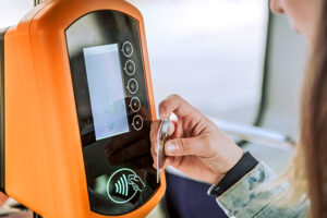 Во Львове теперь действует безналичная оплата проезда электронным билетом ЛеоКарт