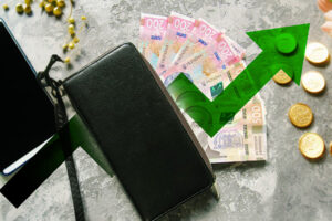 Как будут расти зарплаты украинцев следующие три года — прогноз Кабмина