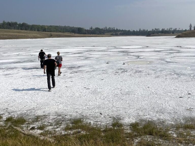 В сентябре 2022 года исследователи проходят по покрытой коркой поверхности озера Last Chance Lake