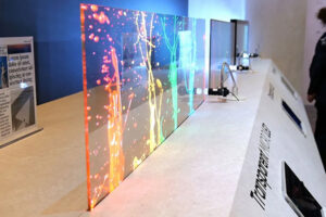 Samsung представила перший у світі прозорий екран