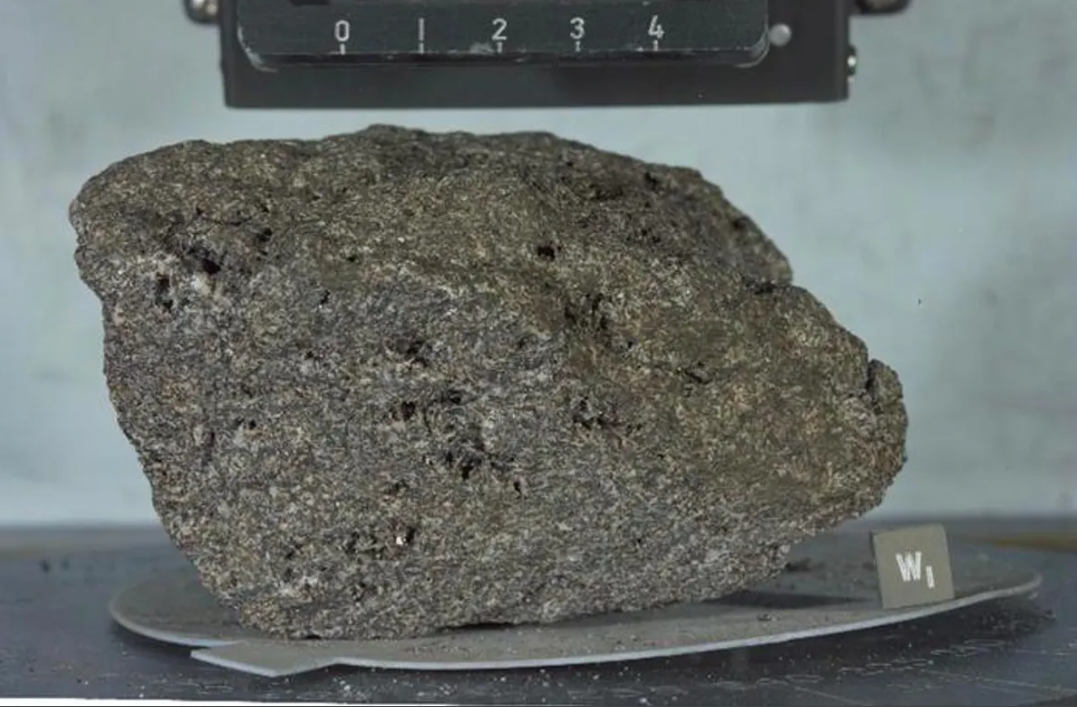 Базальт з високим вмістом титану з Аполлона-17, який використовувався для дослідження