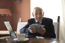 Як самостійно забезпечити собі гідну пенсію в Україні: поради з інвестування