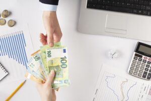 Скільки валюти купили українці в 2023 році: побито рекорд