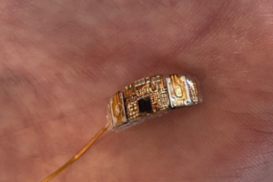 Создана умная контактная линза, которая заряжается через веко