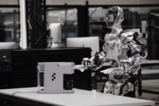 Роботов-гуманоидов научили самостоятельно варить кофе: видео