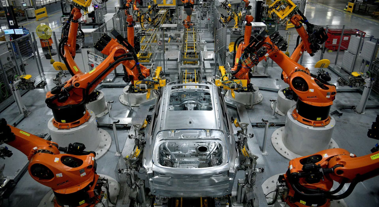 Автономні роботи збирають позашляховик моделі X на заводі BMW. Фото: REUTERS/Charles Mostoller