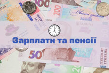 Зарплаты и соцвыплаты украинцам могут задержать: что известно