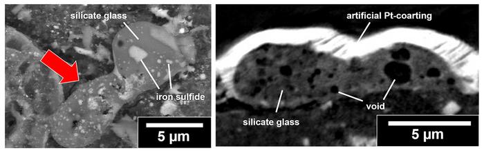 (Зліва) На поверхні зразка Рюґу виявили бризки розплаву, які мають круглу форму. (Справа) КТ зображення бризок розплаву, яка демонструє велику кількість пустот всередині.
