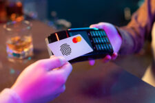 Mastercard запускает первую в мире кредитную карту со сканером отпечатков пальцев