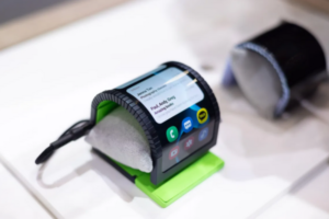 Samsung представила прототип гнучкого смартфона-браслета
