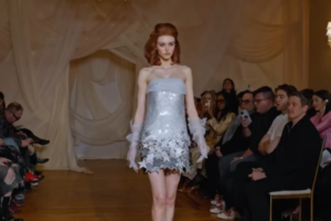 Создано «живое» платье с дисплеями: как работает