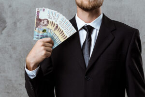 Сколько заработали топ-чиновники Украины в первый год войны — рейтинг