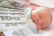 В Украине поднимут выплаты при рождении ребенка — законопроект
