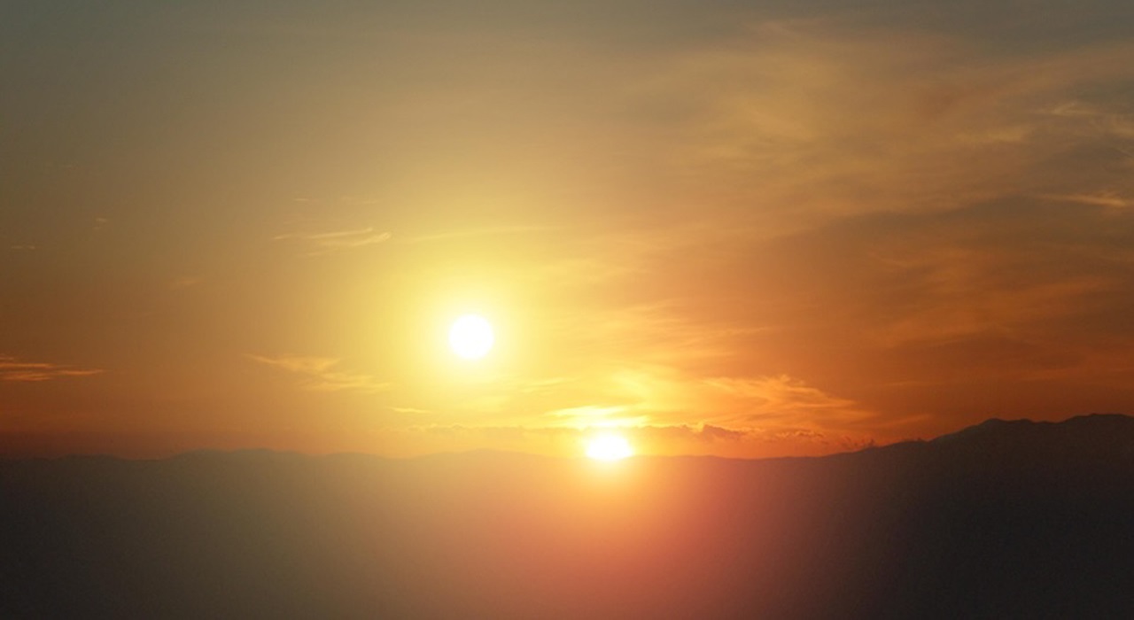 Закат солнца на экзопланете типа Татуин. 