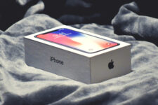 Apple створила спеціальний пристрій для оновлення запакованих iPhone