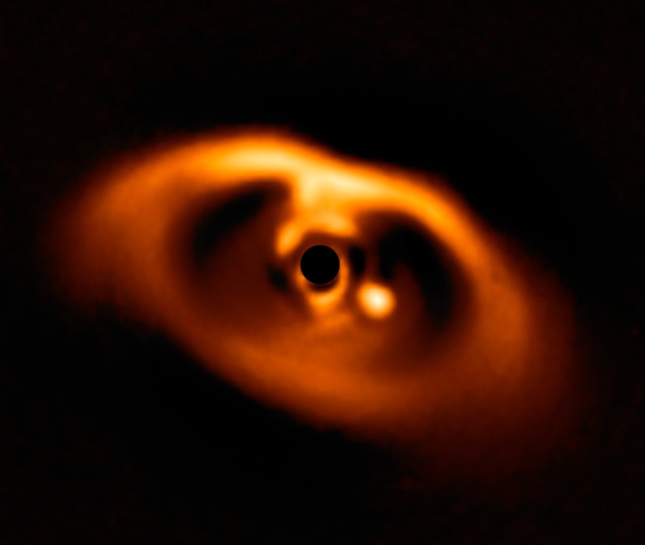 Це зображення, отримане інструментом SPHERE на дуже великому телескопі ESO, - перше чітке зображення планети, спійманої в самому процесі формування навколо карликової зорі PDS 70. ESO/A. Müller et al.